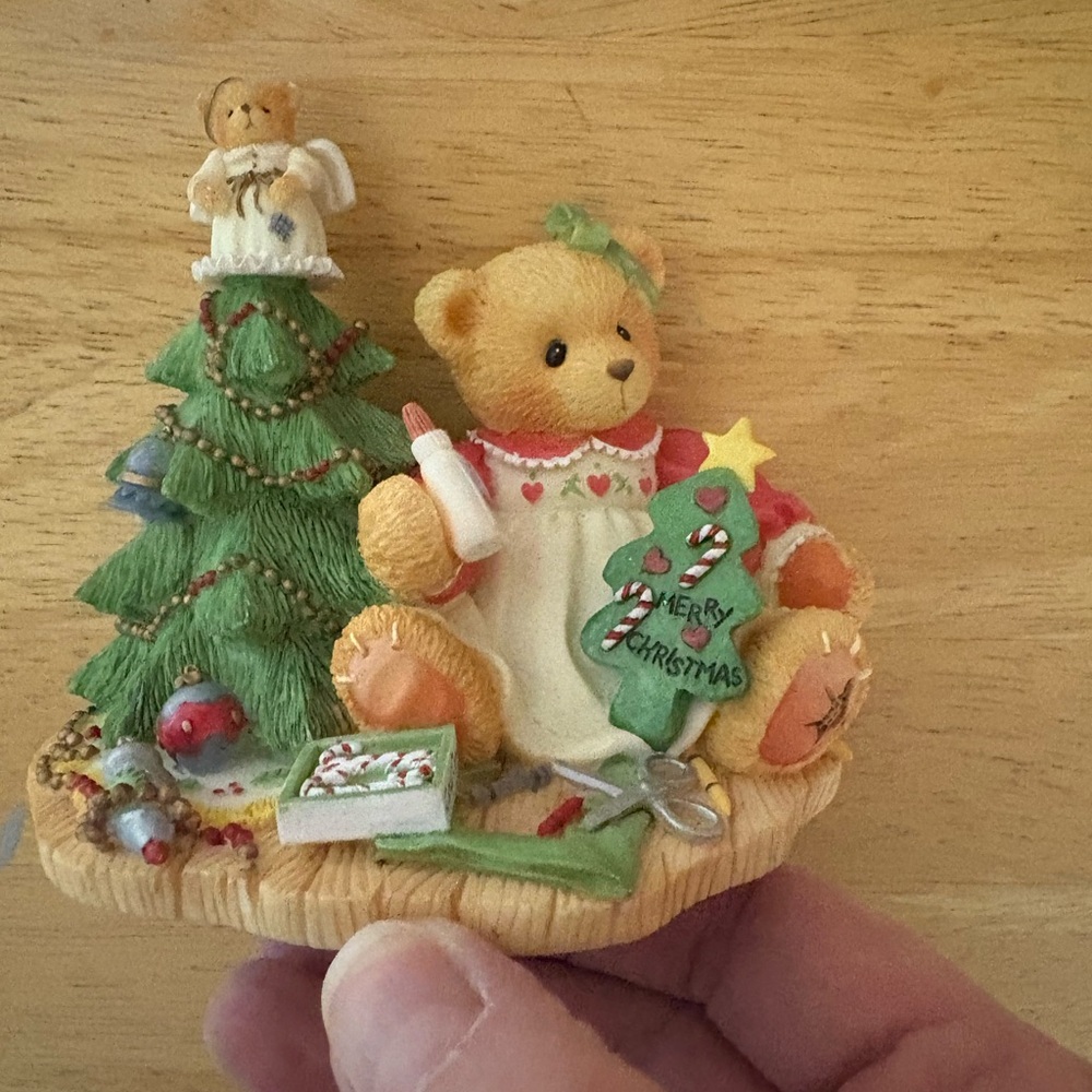 Cherished Teddies Lynn (310735) Girl with Christmas Tree/Bear Figurine 1998.